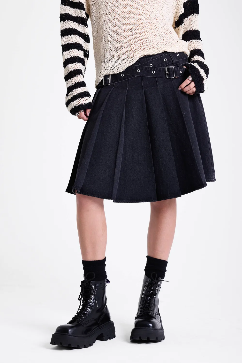 The Ragged Priest Slingshot Pleated Denim Midi nederdel sort