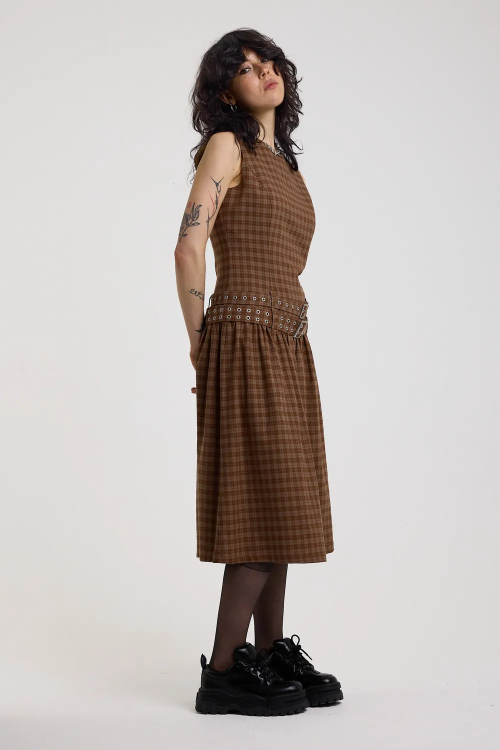 The Ragged Priest Pleasant midikjole brun tern bælte
