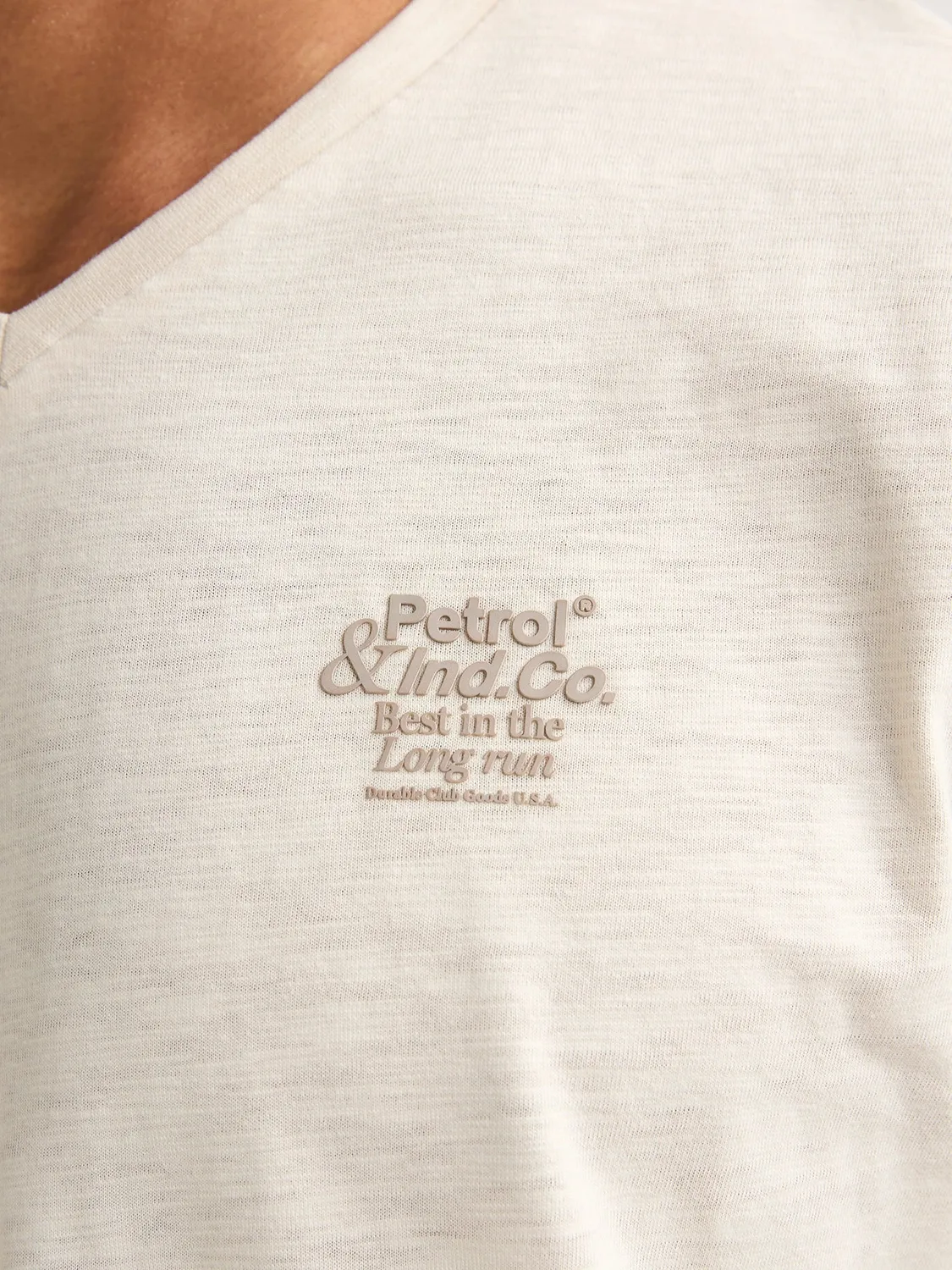 Petrol Industries Brisa t-shirt med V-hals i bomuld