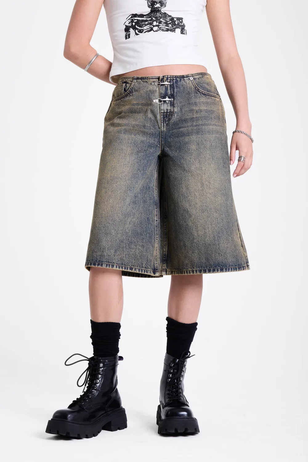 The Ragged Priest Hero Dirty Wash Latch jorts baggy lav talje