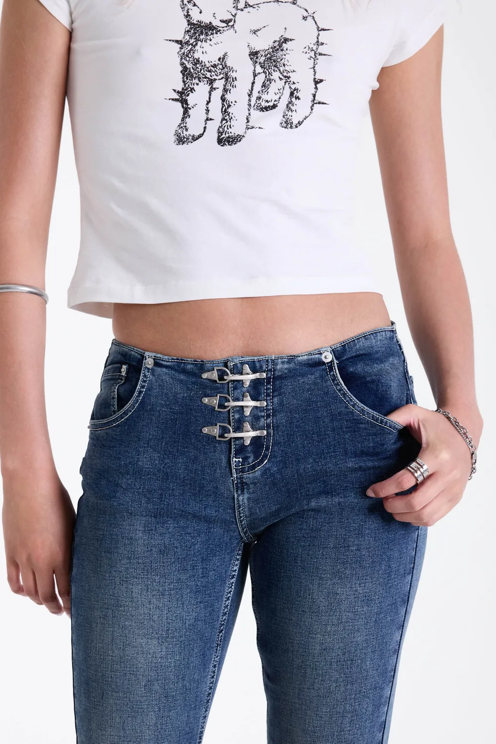 THE RAGGED PRIEST Latch Low Rise Buckle Flare jeans mellemblå