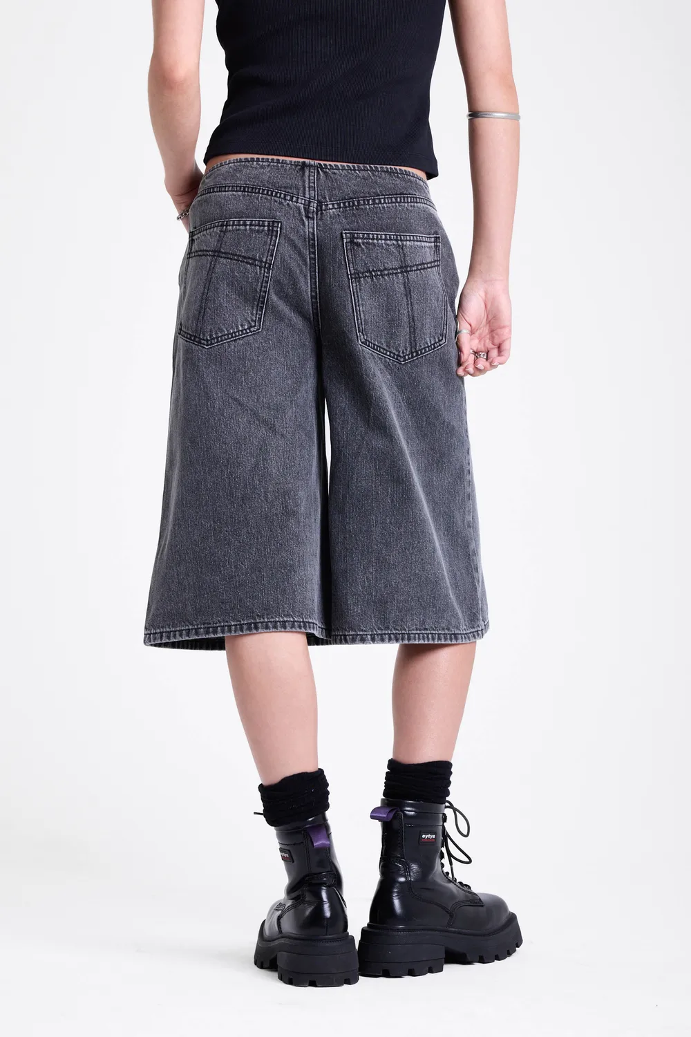 The Ragged Priest Hero Latch jorts sort vasket