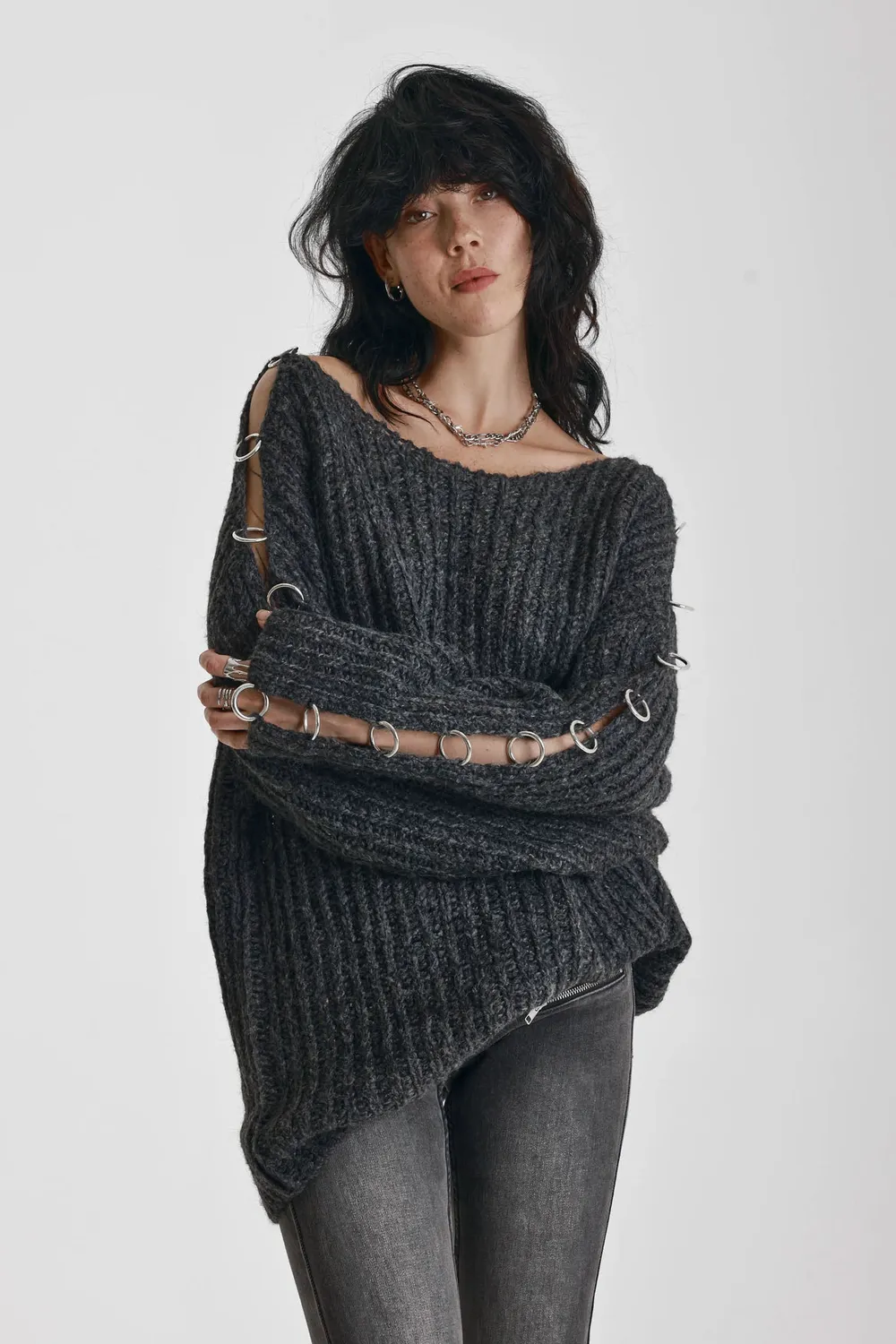 THE RAGGED PRIEST Spine Oversized Slash Neck striktrøje grå