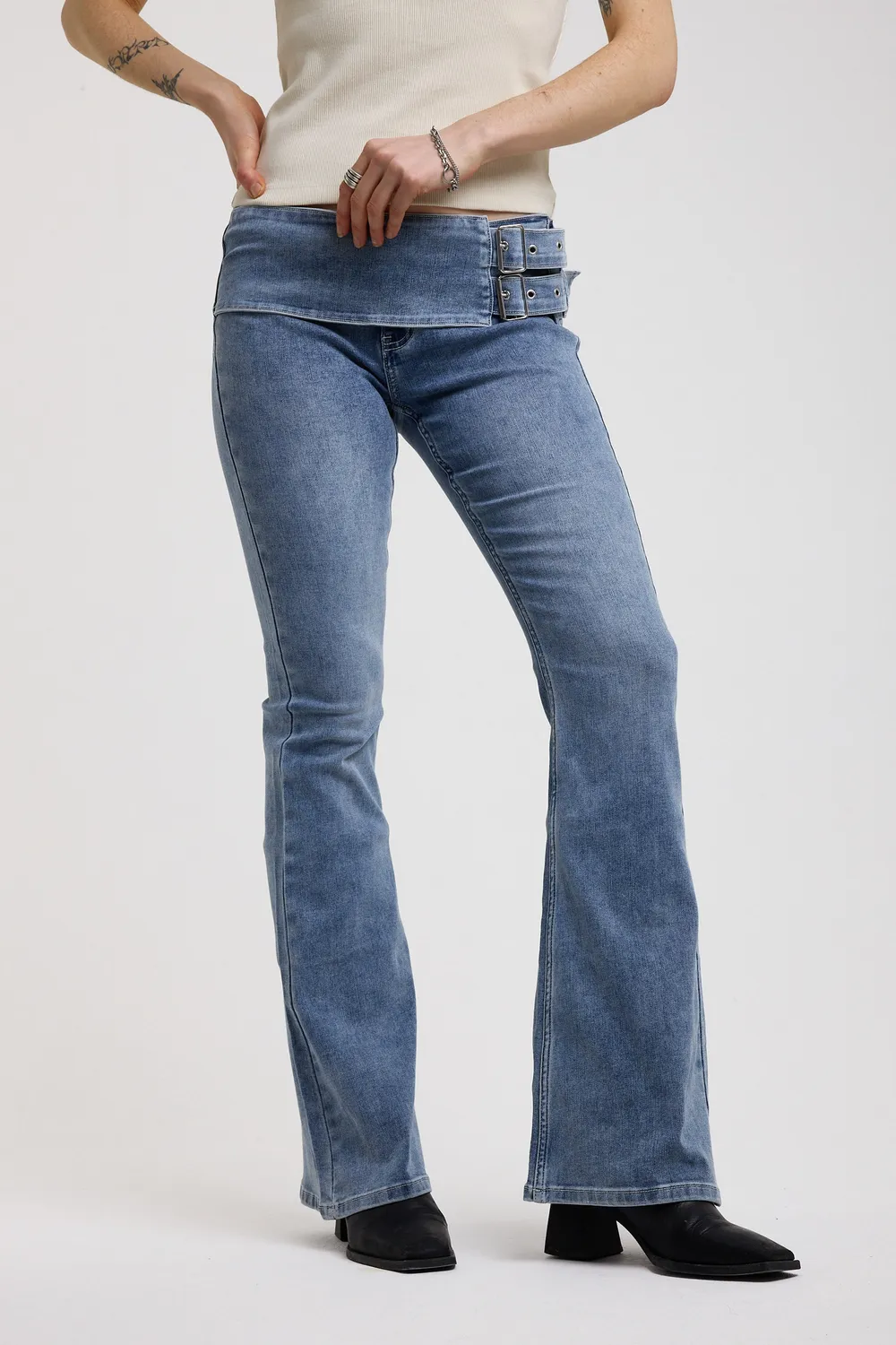 The Ragged Priest Moss flare jeans blå lav talje bælte