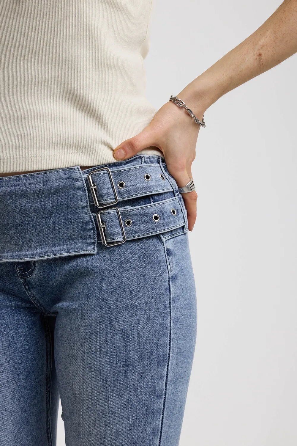 The Ragged Priest Moss flare jeans blå lav talje bælte