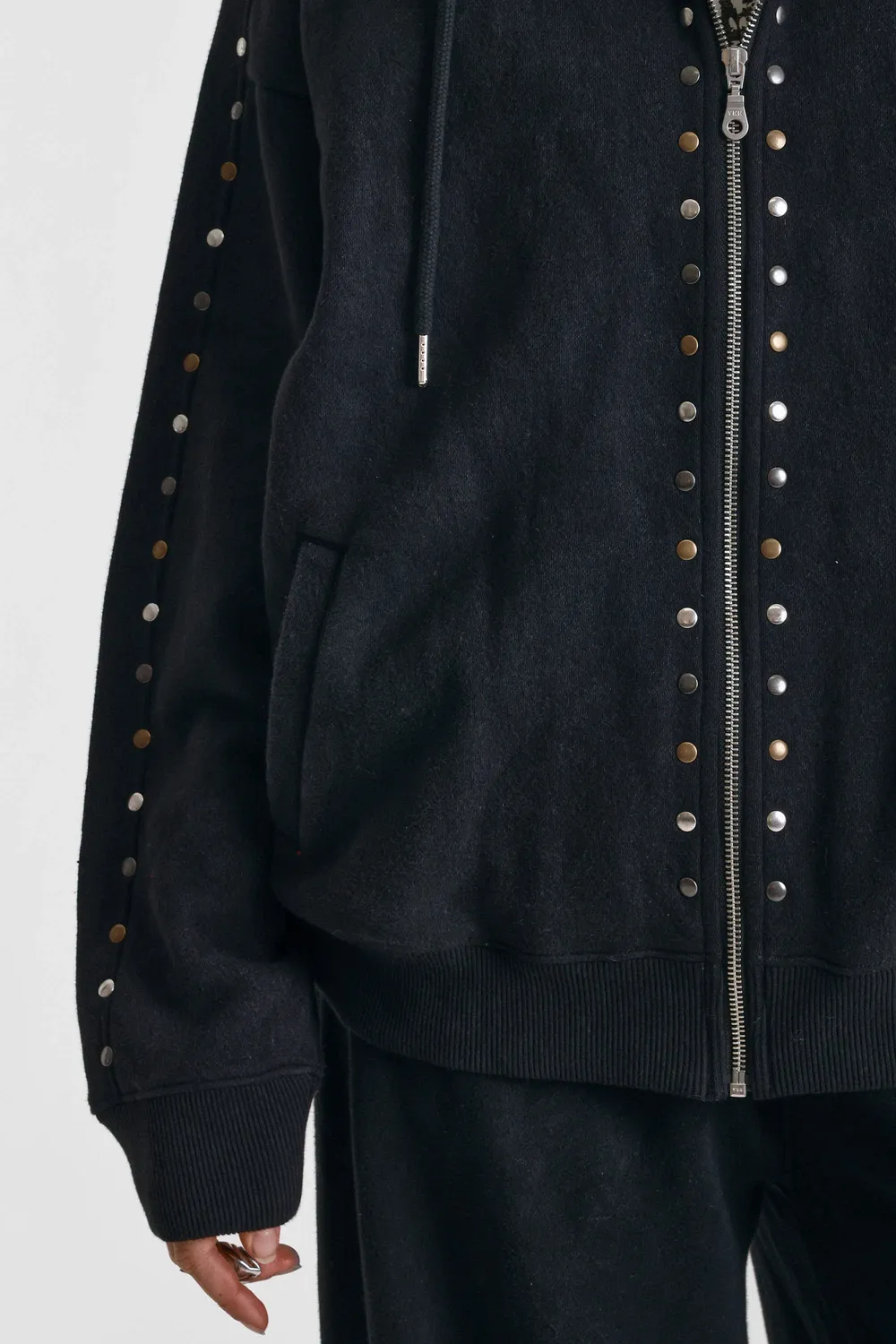 The Ragged Priest Vegas hoodie vasket sort med nitter