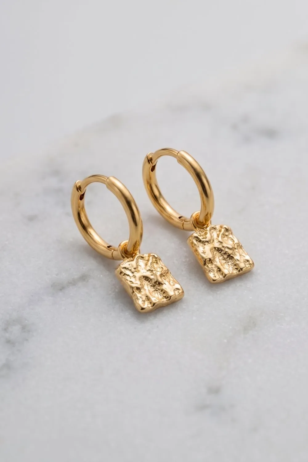 Organsk Textured Drop hoop øreringe guld small