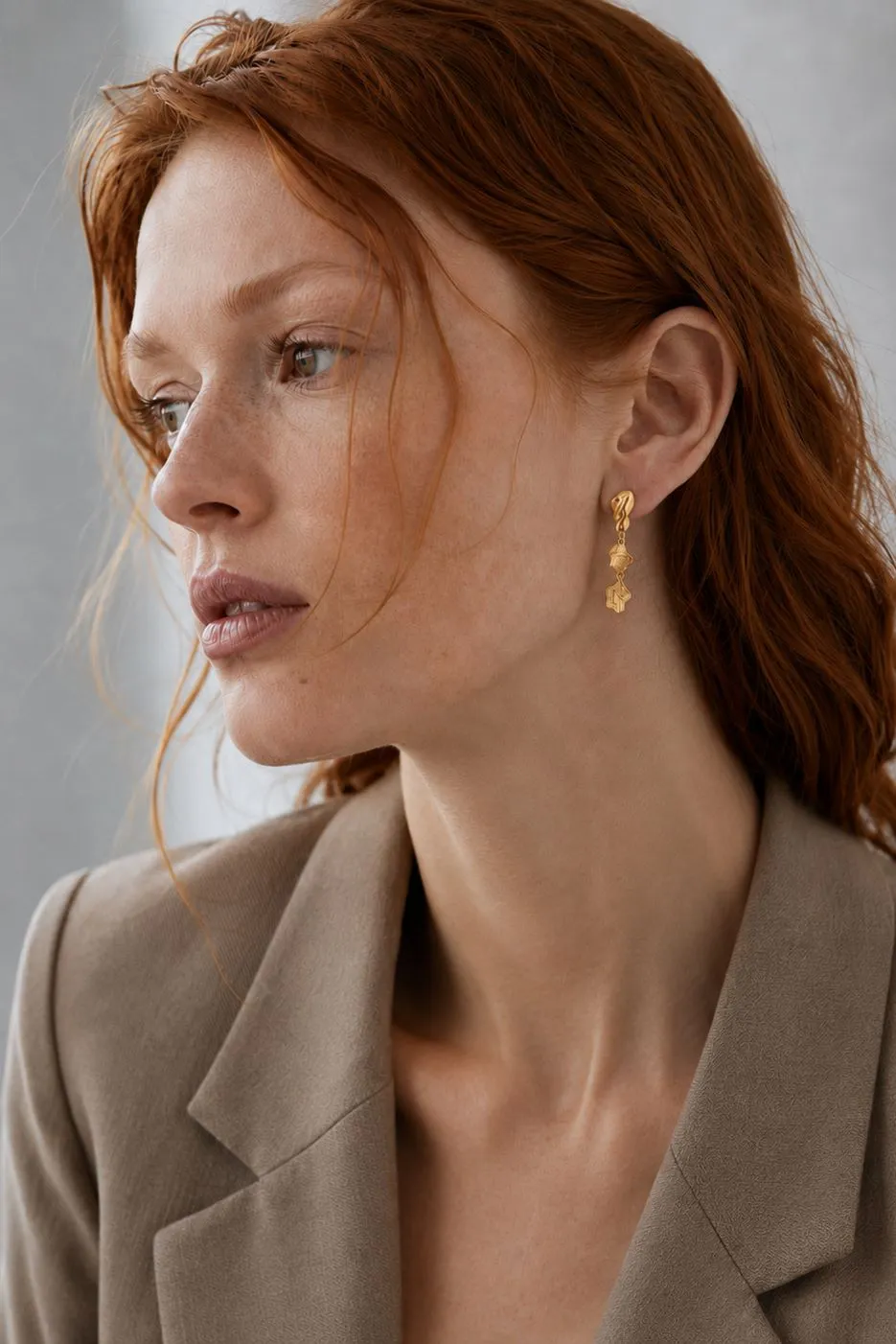 Organsk Sculpted Gilded Drop øreringe guld 18 karat
