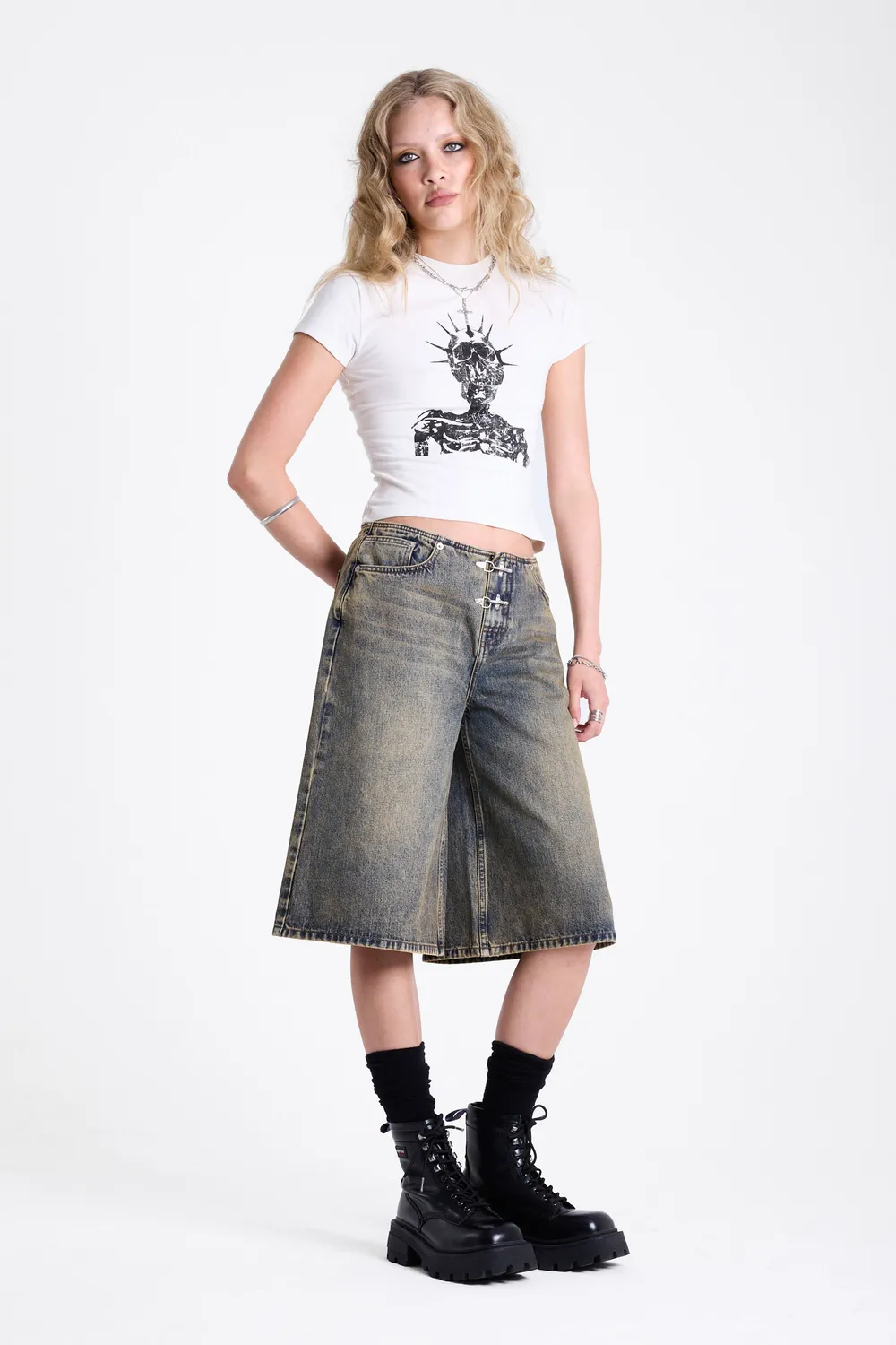 The Ragged Priest Hero Dirty Wash Latch jorts baggy lav talje
