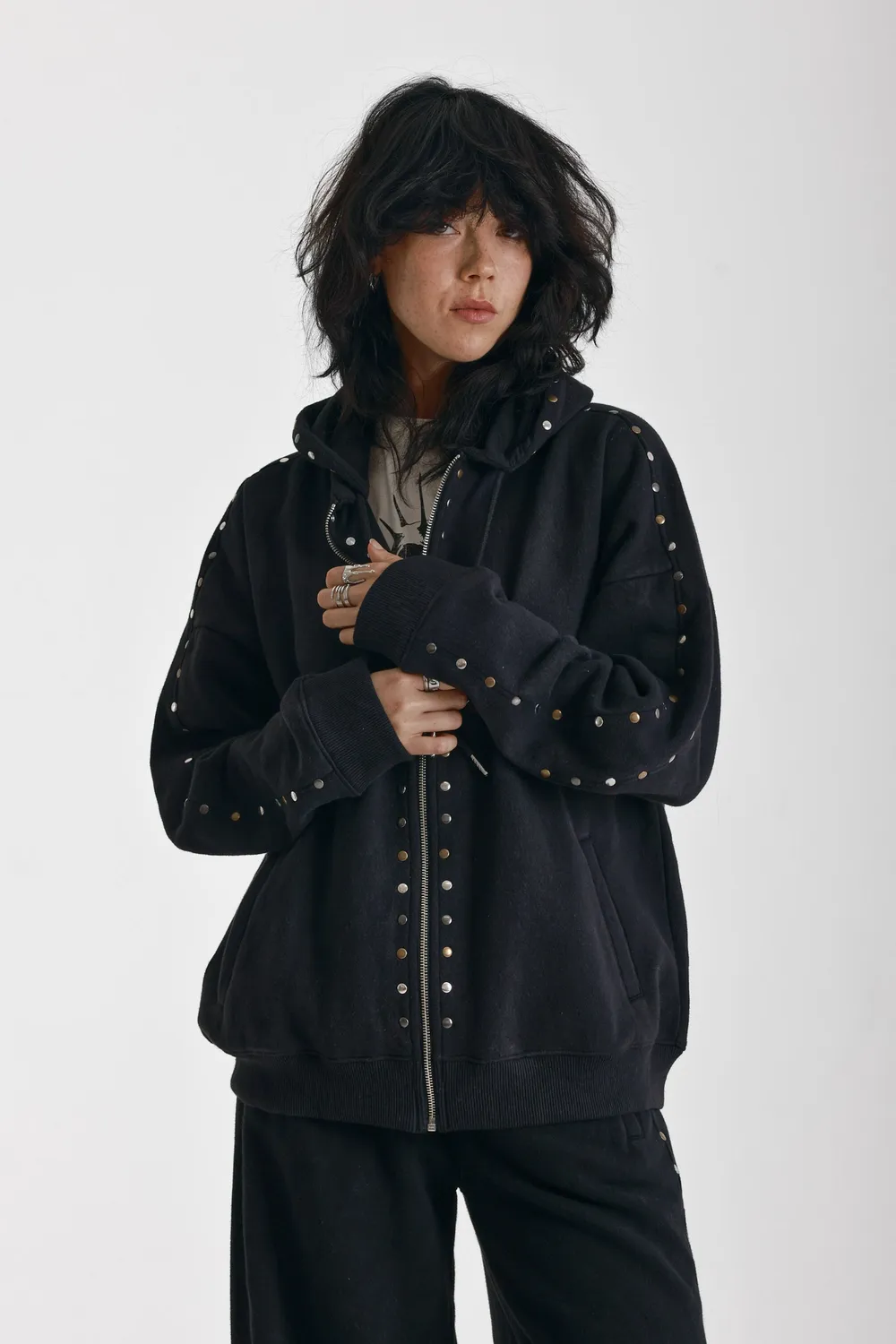 The Ragged Priest Vegas hoodie vasket sort med nitter