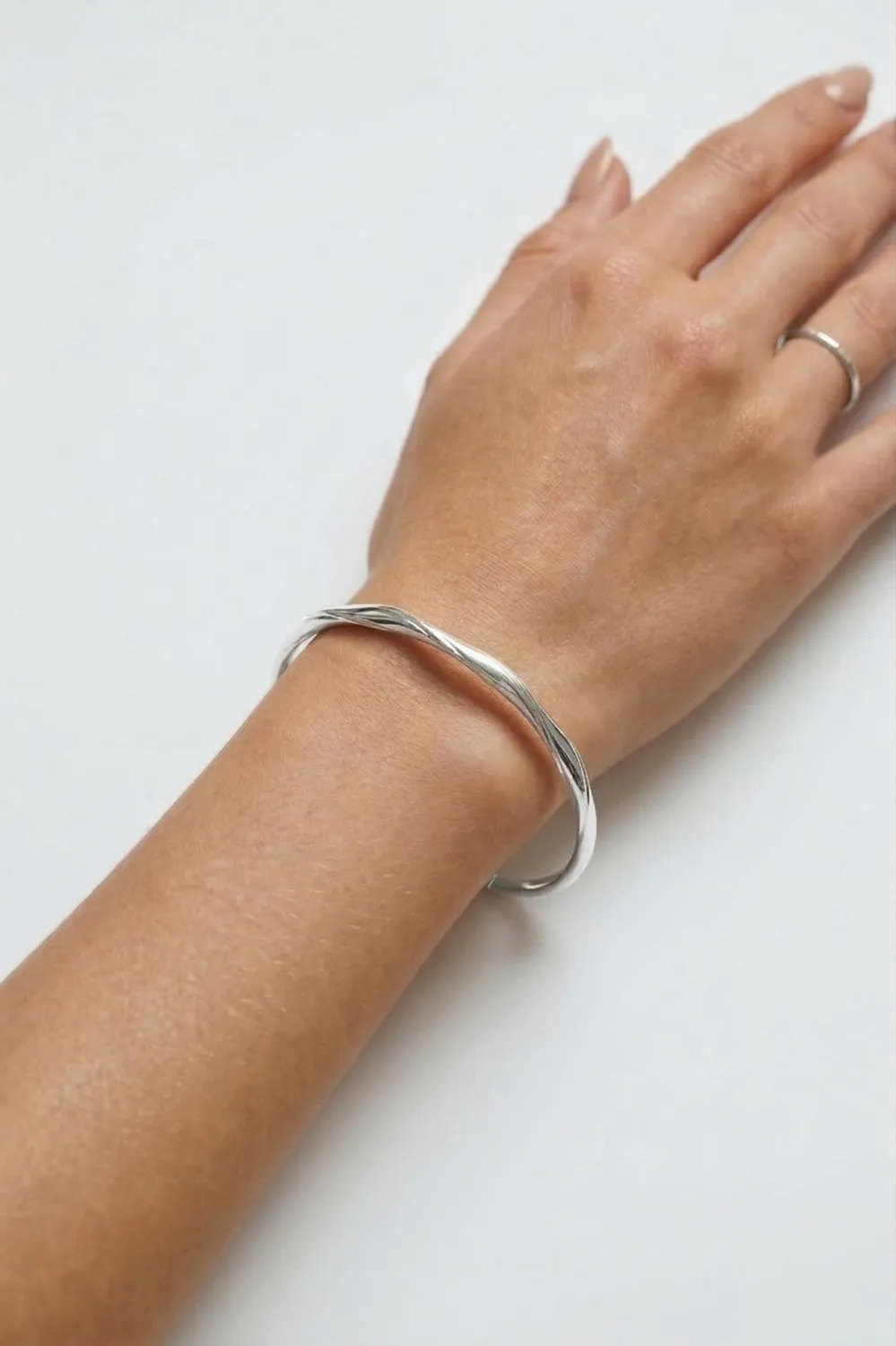 Organsk Essence Bangle armring sølv snoet