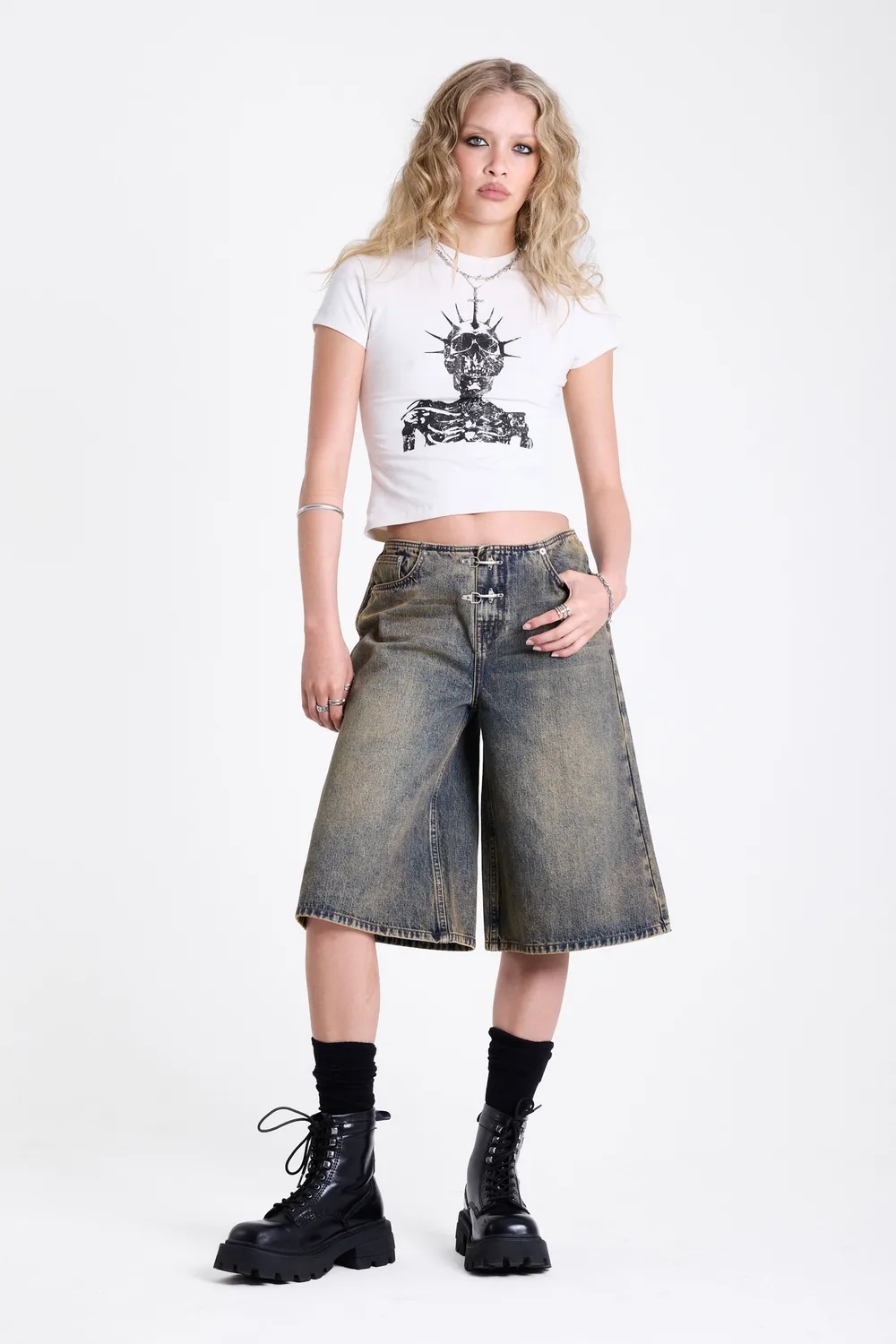 The Ragged Priest Hero Dirty Wash Latch jorts baggy lav talje