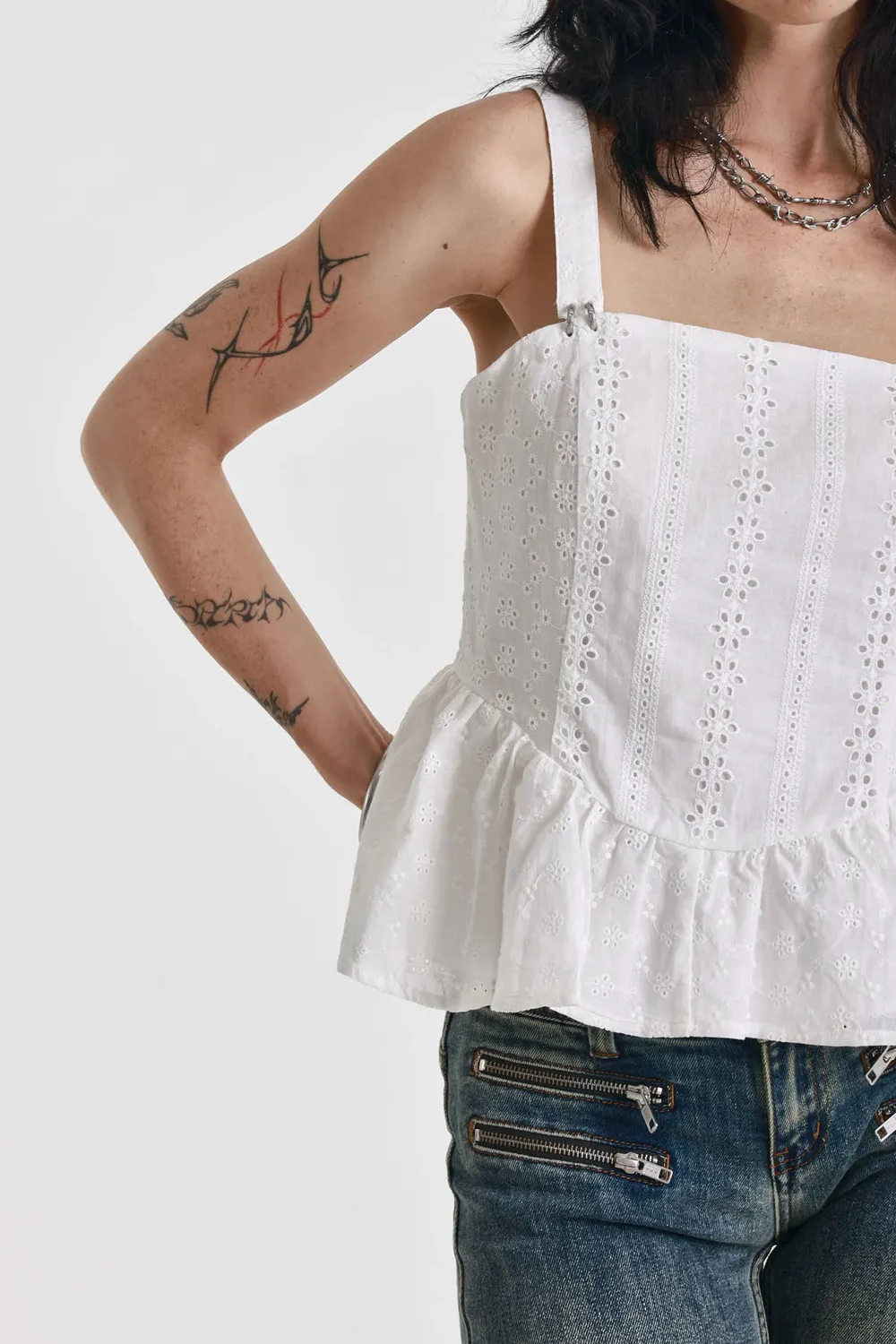 THE RAGGED PRIEST Gray Broderie Peplum Cami camitop hvid