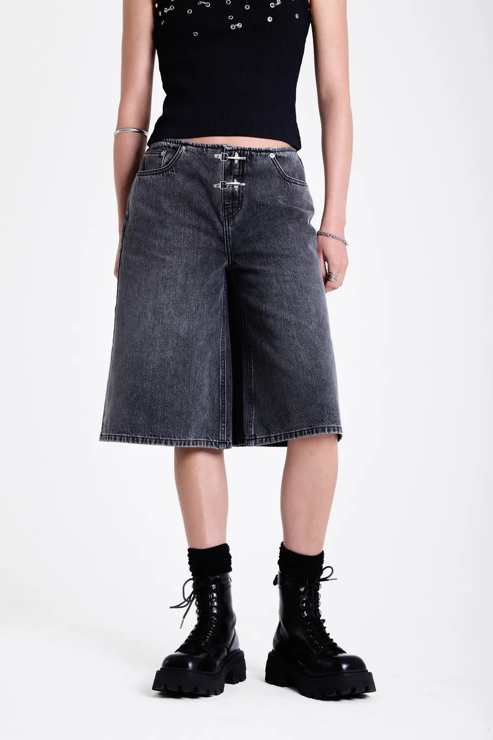 The Ragged Priest Hero Latch jorts sort vasket