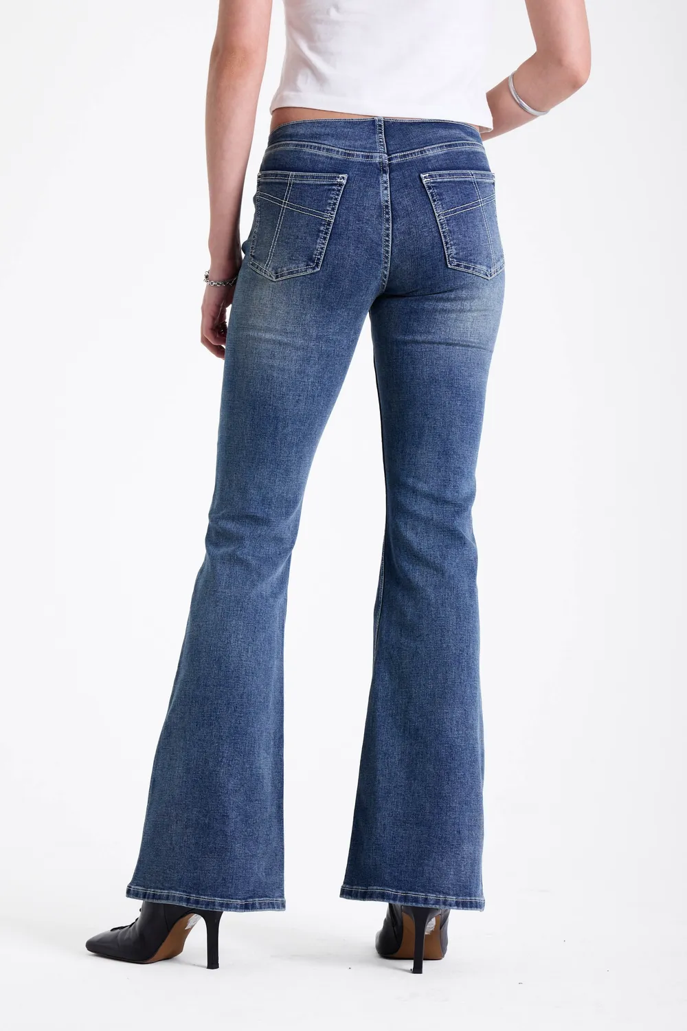 THE RAGGED PRIEST Latch Low Rise Buckle Flare jeans mellemblå