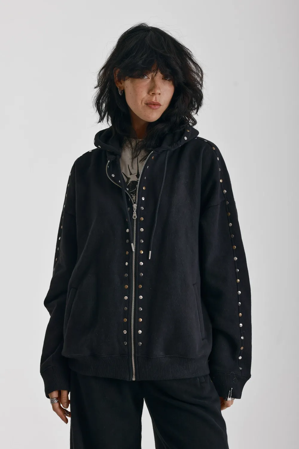 The Ragged Priest Vegas hoodie vasket sort med nitter