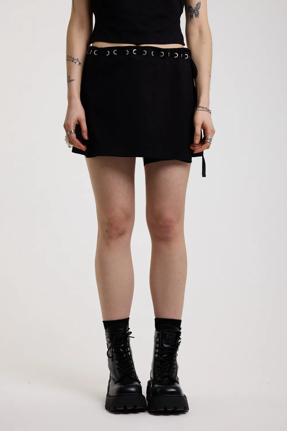 THE RAGGED PRIEST Bind Eyelet Wrap miniskørt sort