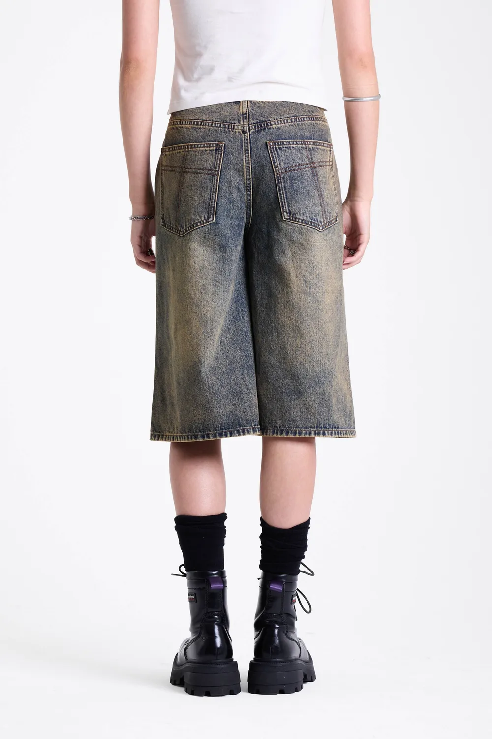 The Ragged Priest Hero Dirty Wash Latch jorts baggy lav talje