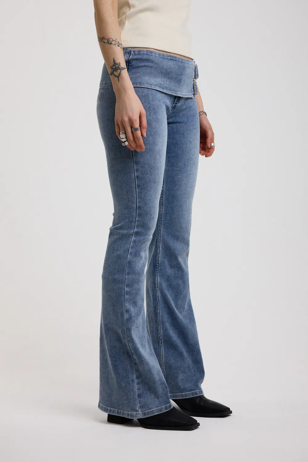 The Ragged Priest Moss flare jeans blå lav talje bælte