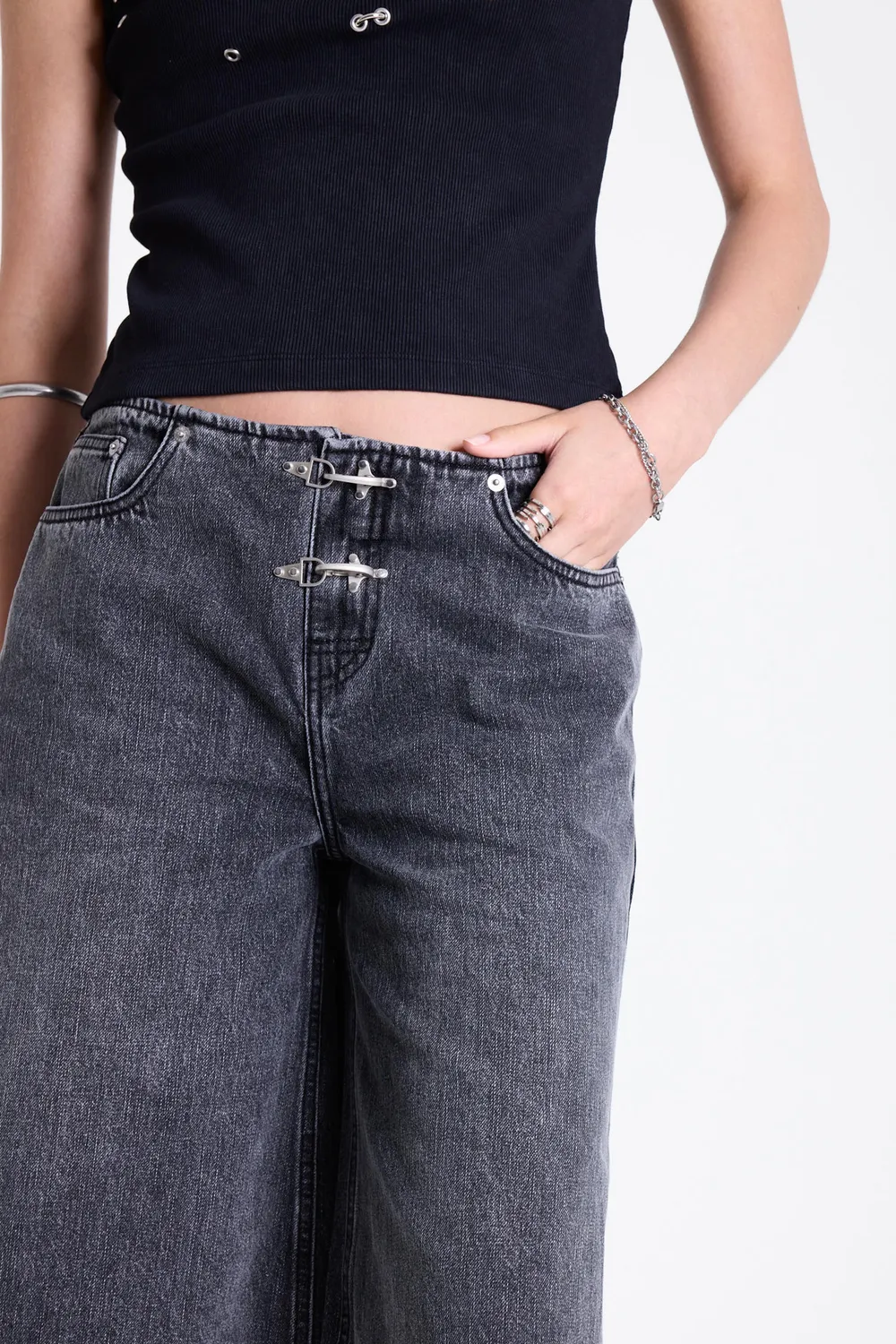 The Ragged Priest Hero Latch jorts sort vasket
