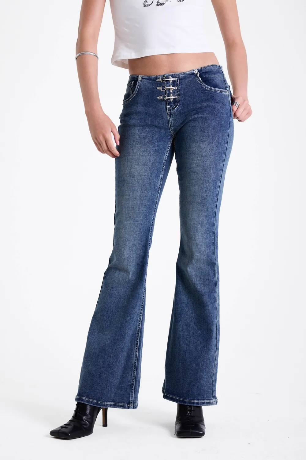 THE RAGGED PRIEST Latch Low Rise Buckle Flare jeans mellemblå