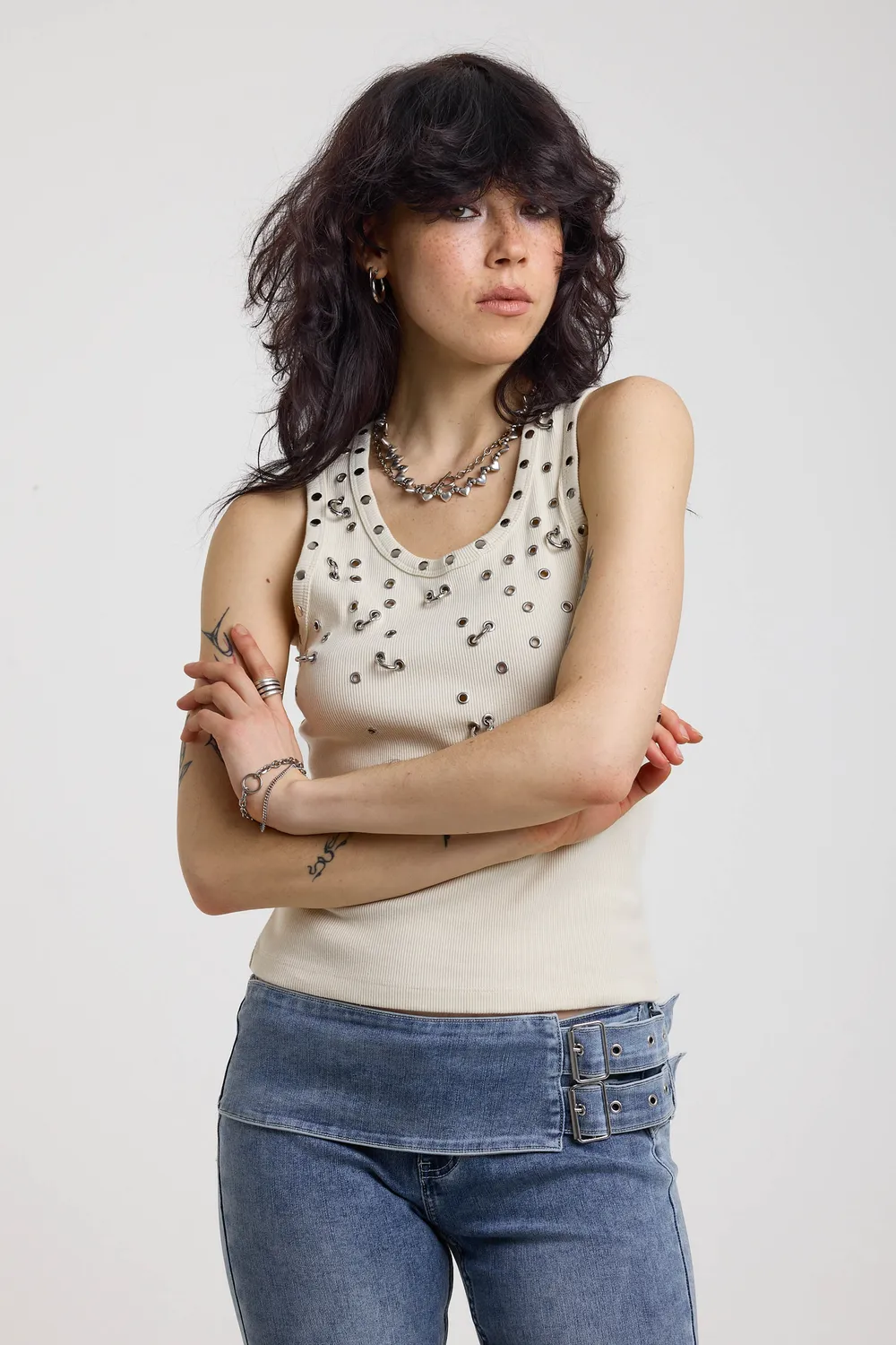 THE RAGGED PRIEST Scatter tanktop med nitter off-white