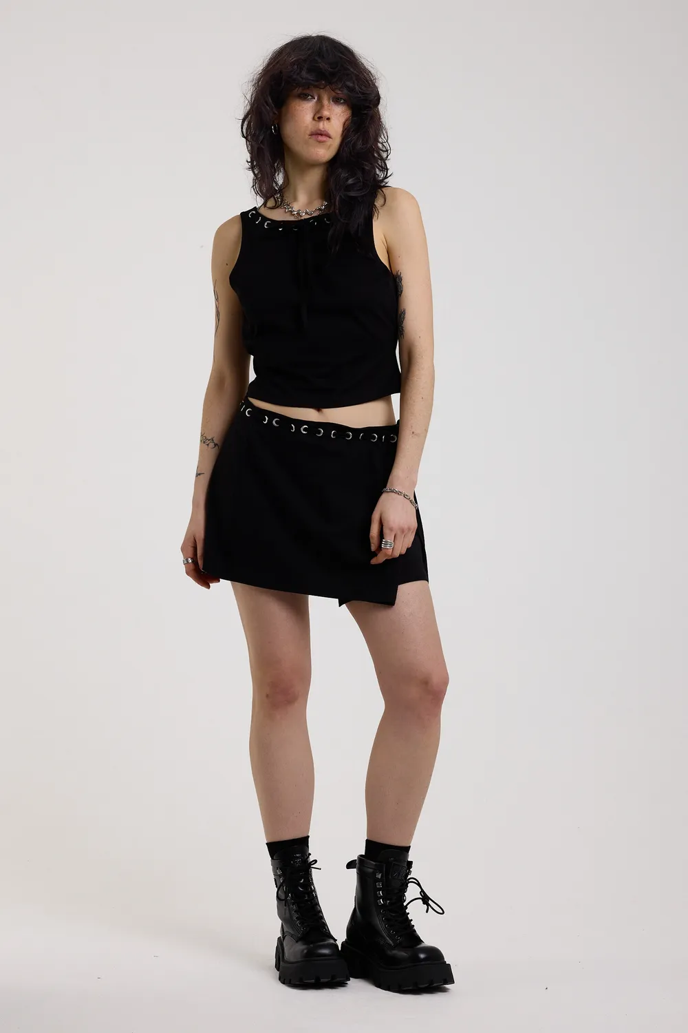 THE RAGGED PRIEST Bind Eyelet Wrap miniskørt sort
