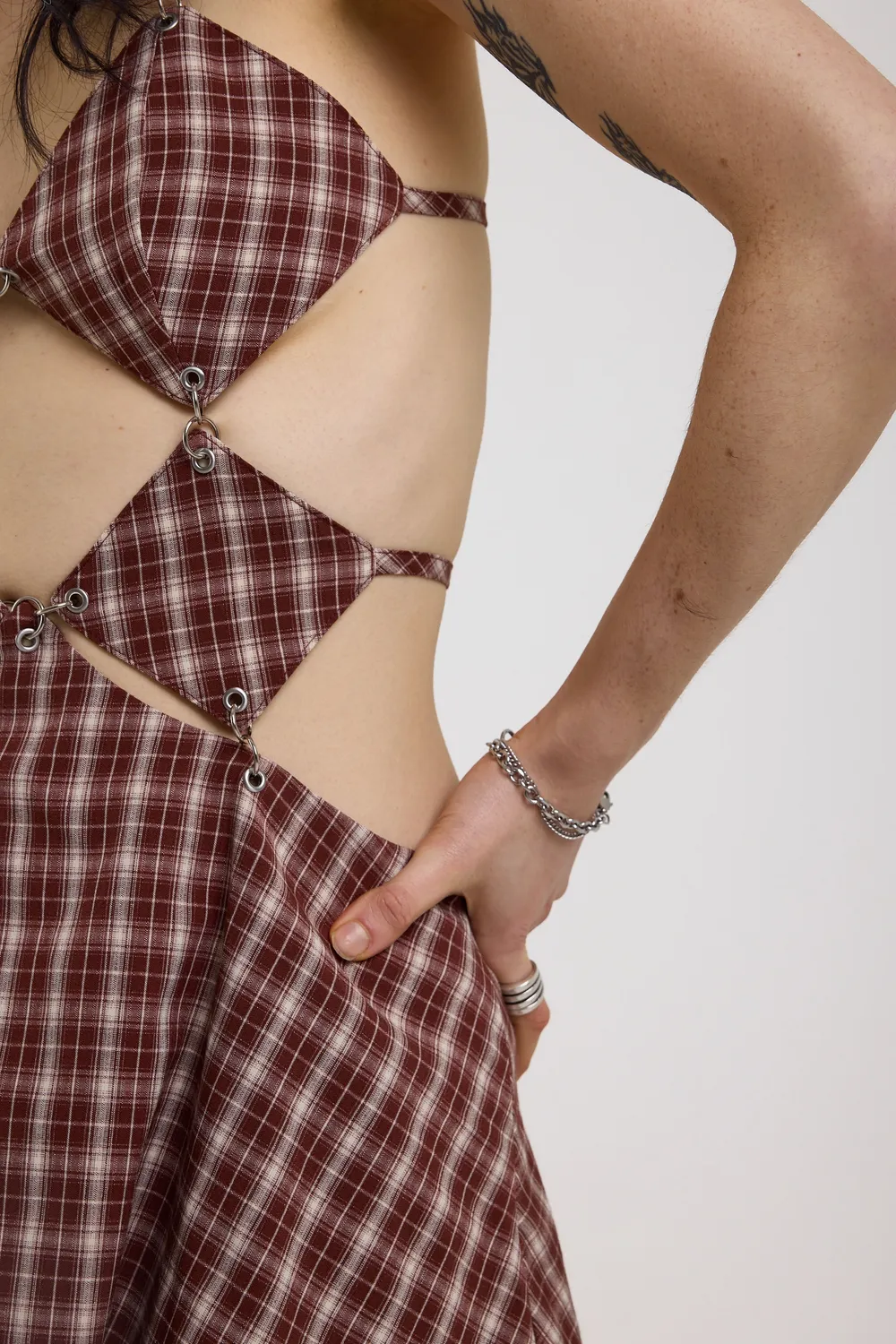 The Ragged Priest Blaze Grunge Check Cut Out minikjole burgundy åben ryg