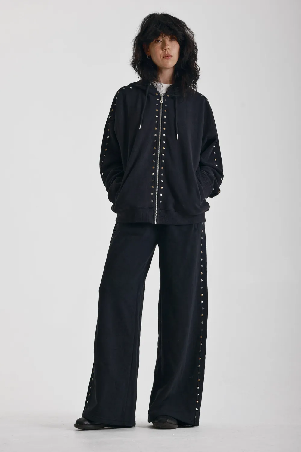 The Ragged Priest Vegas hoodie vasket sort med nitter