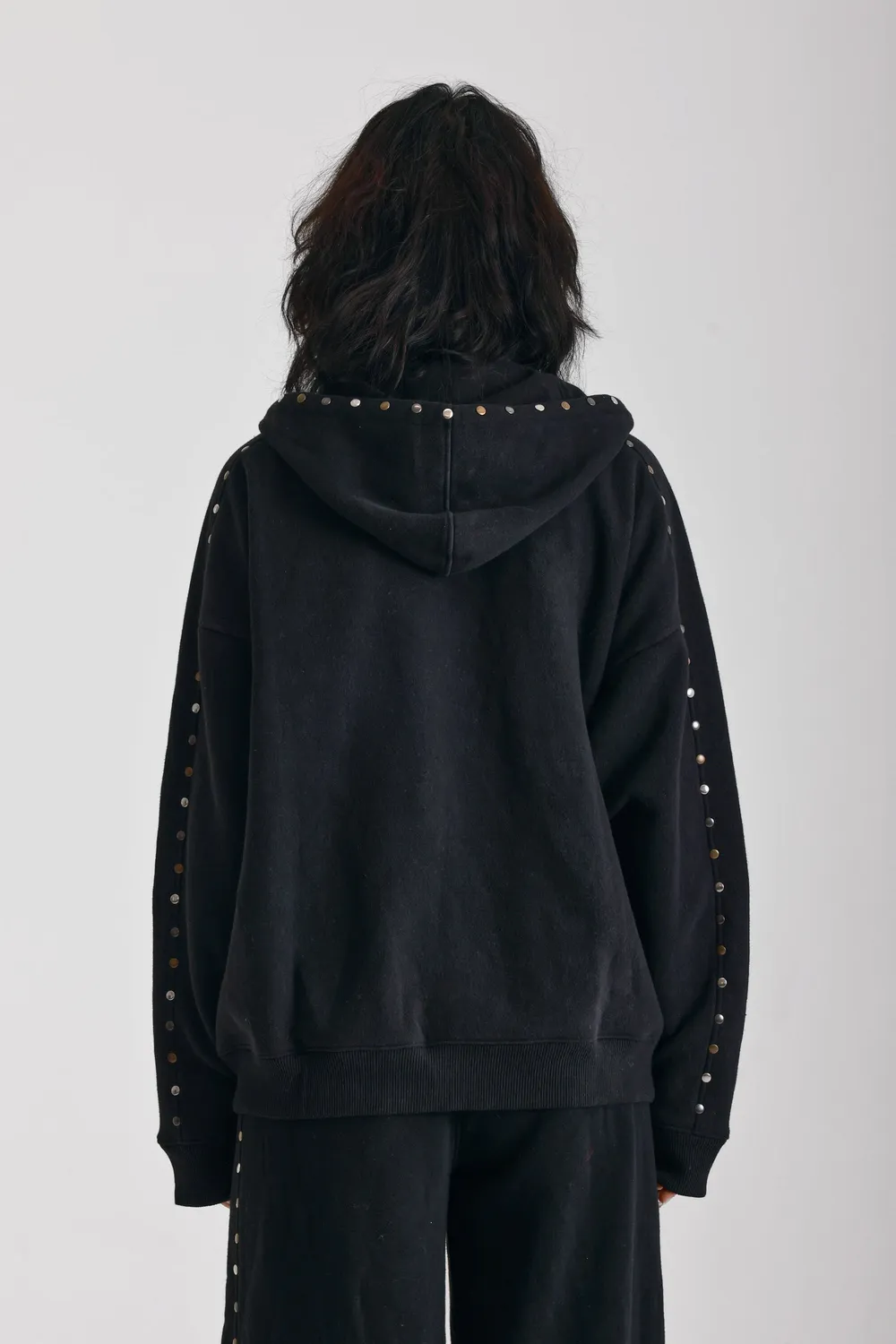 The Ragged Priest Vegas hoodie vasket sort med nitter