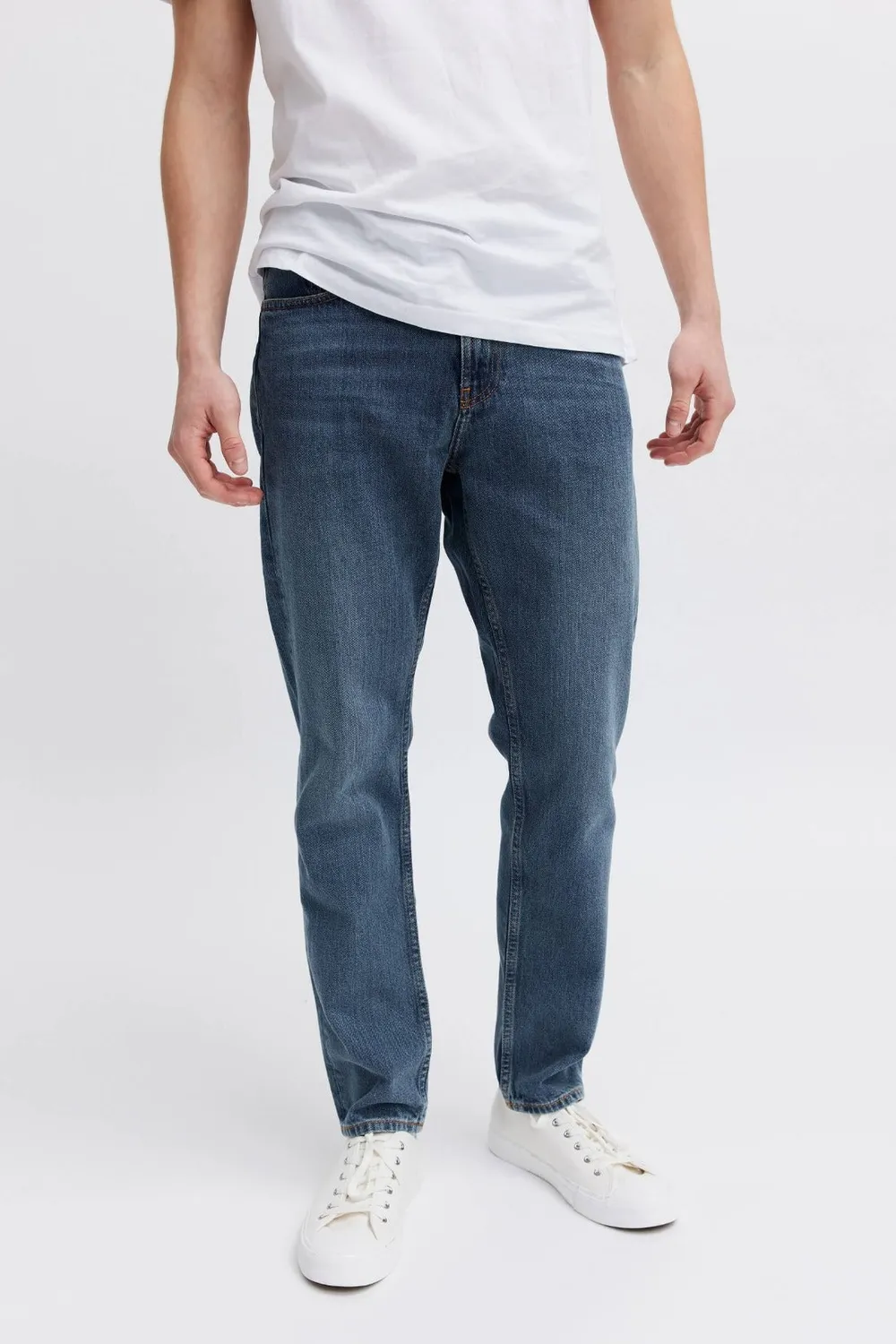 Organsk Atlantic Crisp Ravage jeans mellemblå – bredde 30 længde 34
