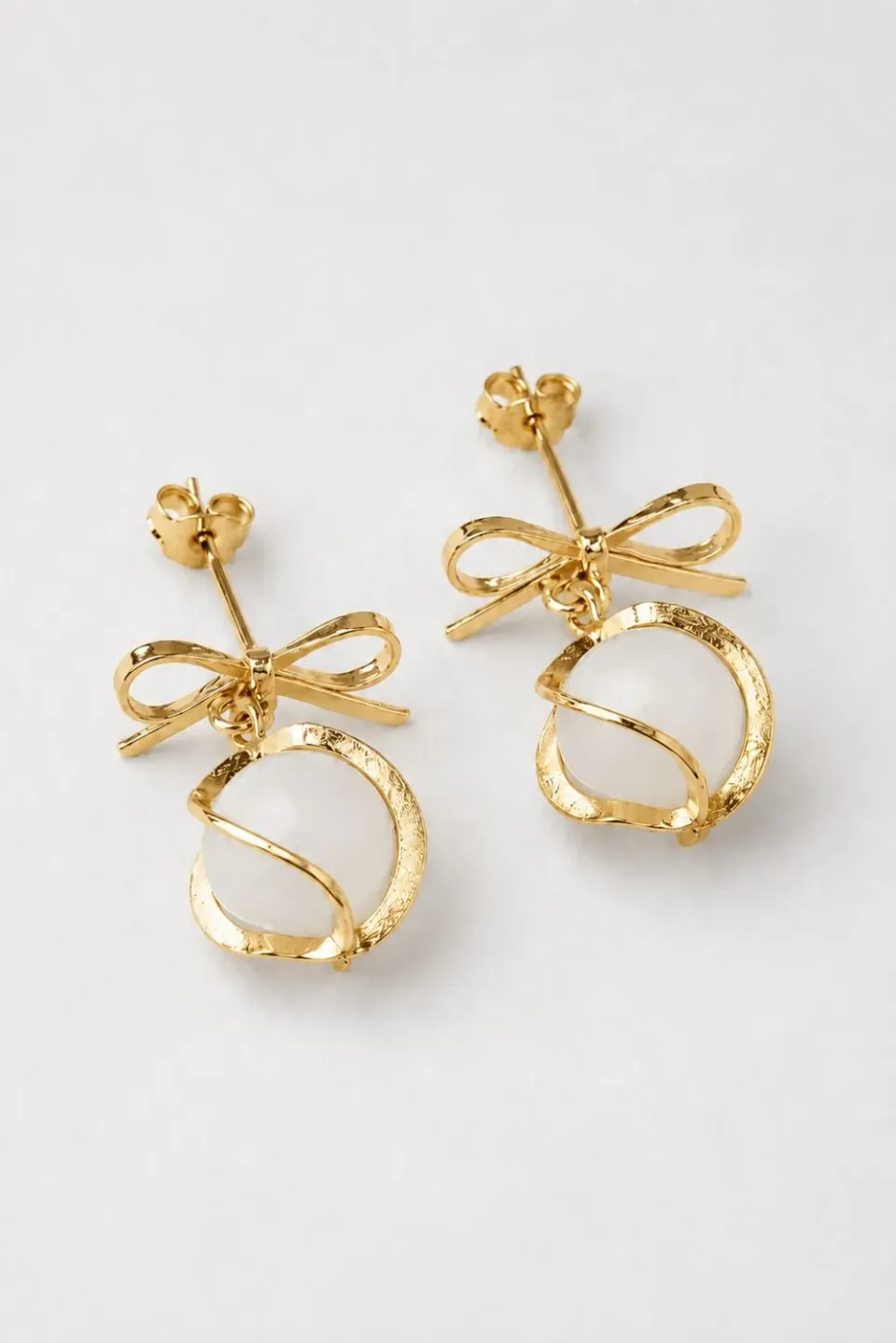 Organsk Bow & Moonstone Drop øreringe guld 18 karat