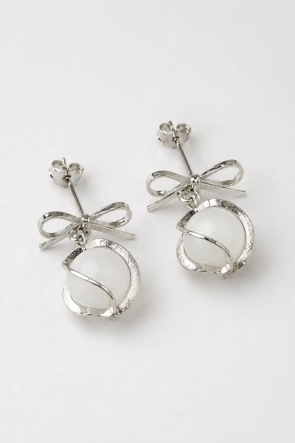 Organsk Bow & Moonstone Drop øreringe guld 18 karat