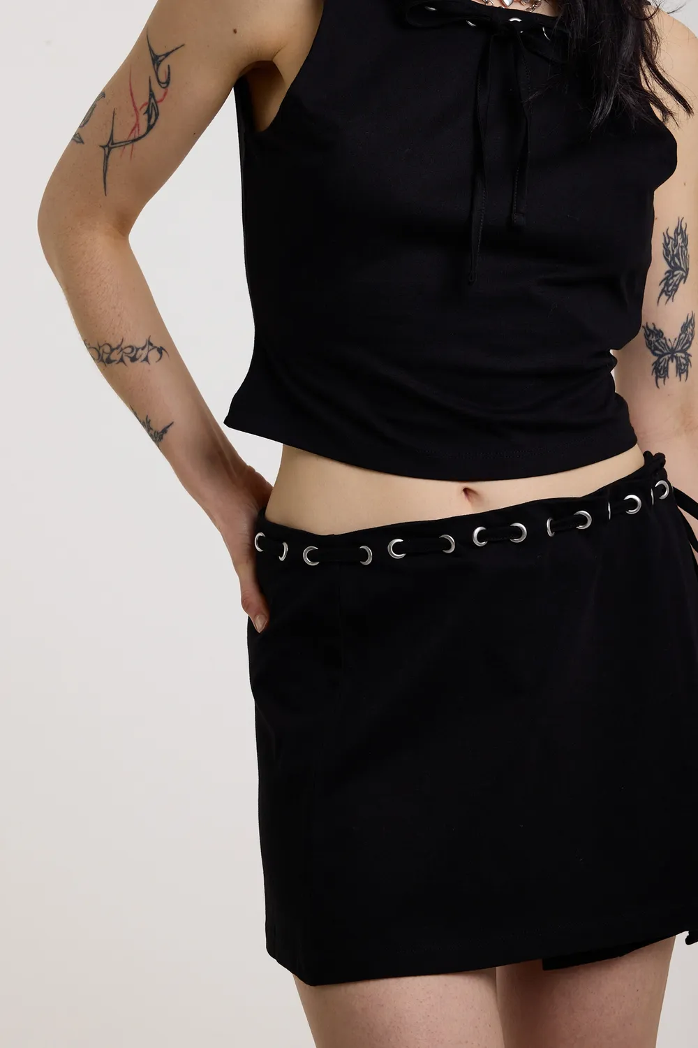 THE RAGGED PRIEST Bind Eyelet Wrap miniskørt sort