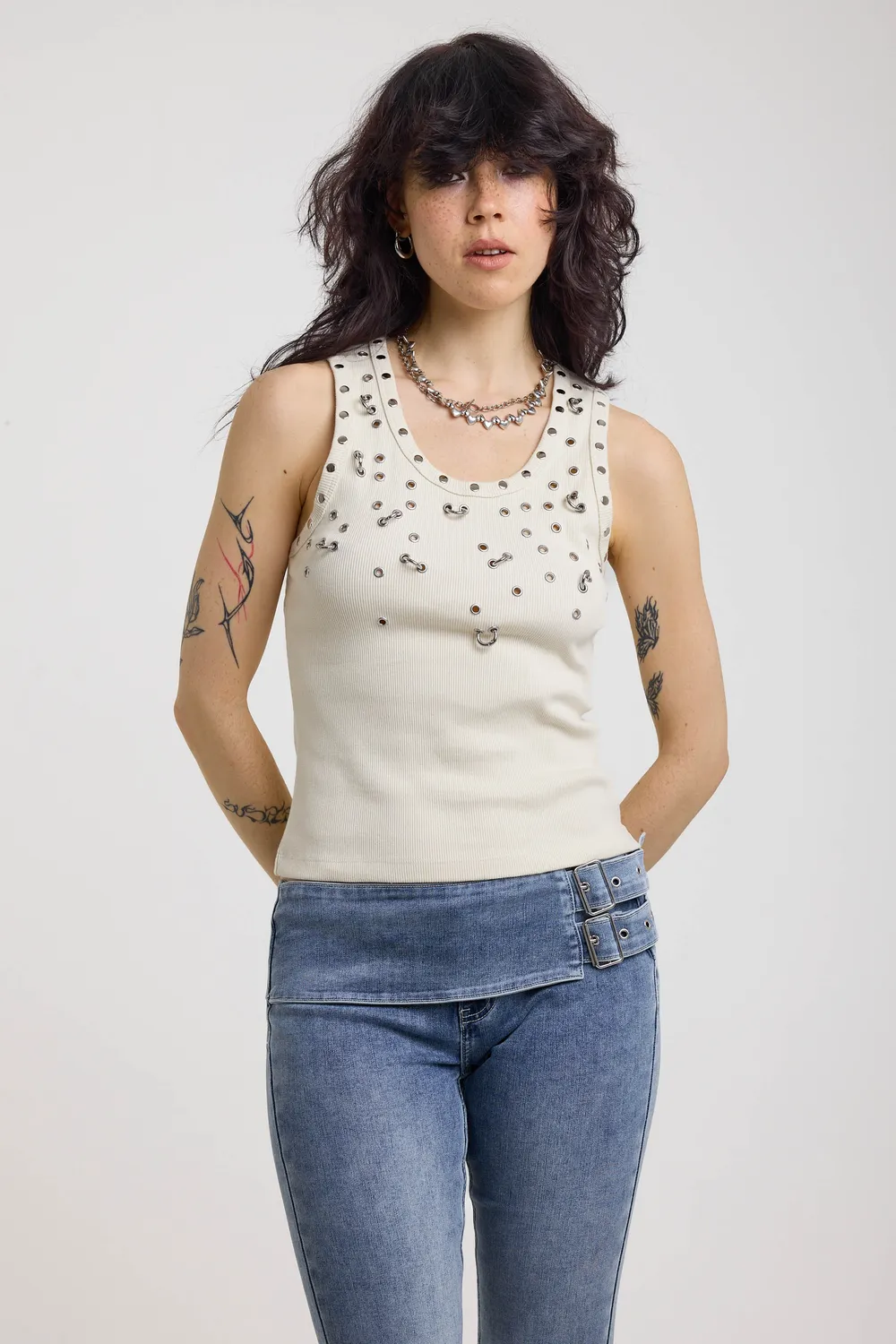 THE RAGGED PRIEST Scatter tanktop med nitter off-white
