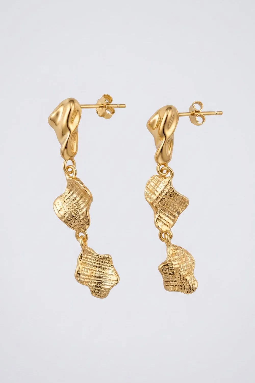 Organsk Sculpted Gilded Drop øreringe sølv – hvidguld
