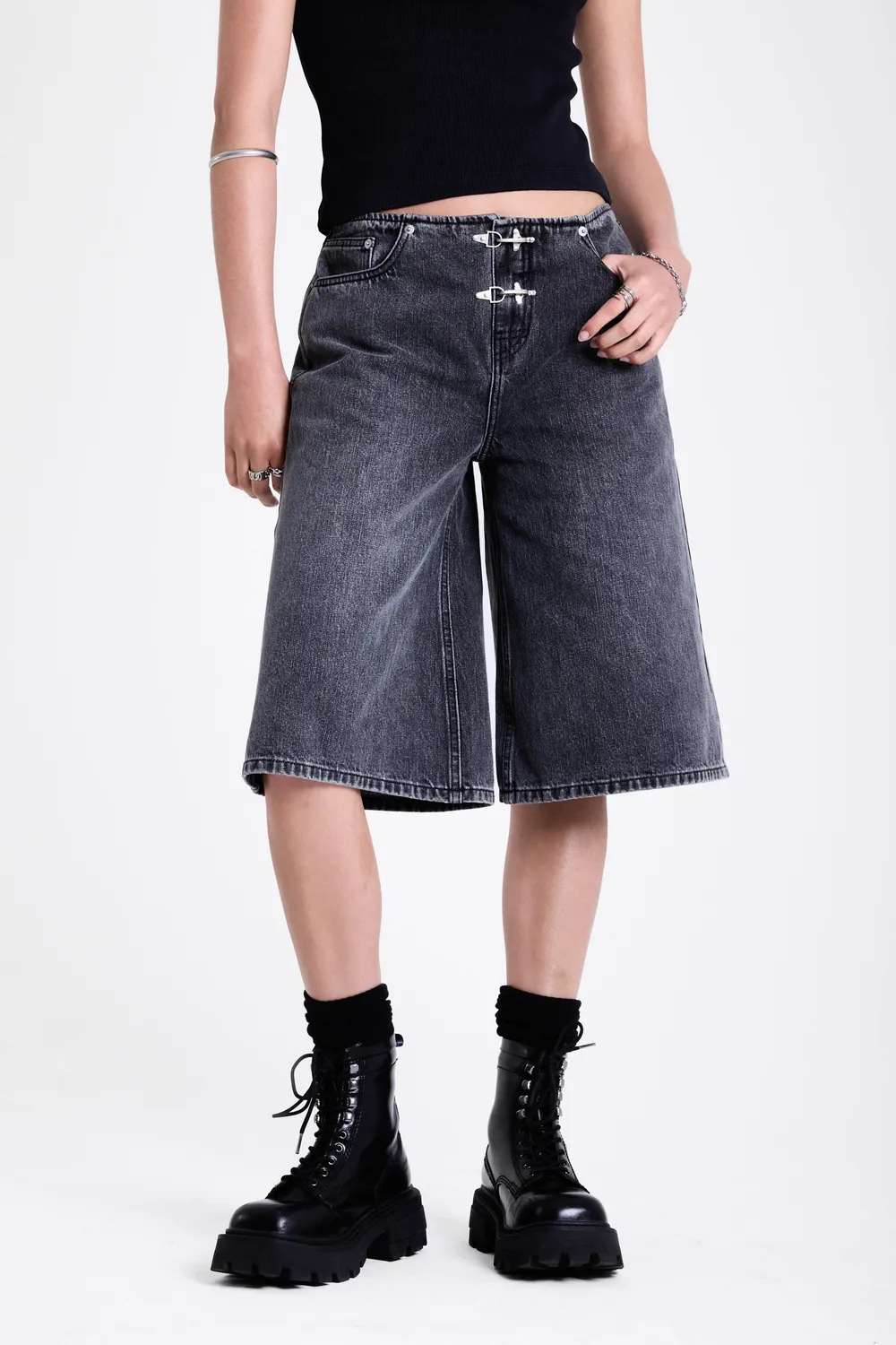 The Ragged Priest Hero Latch jorts sort vasket