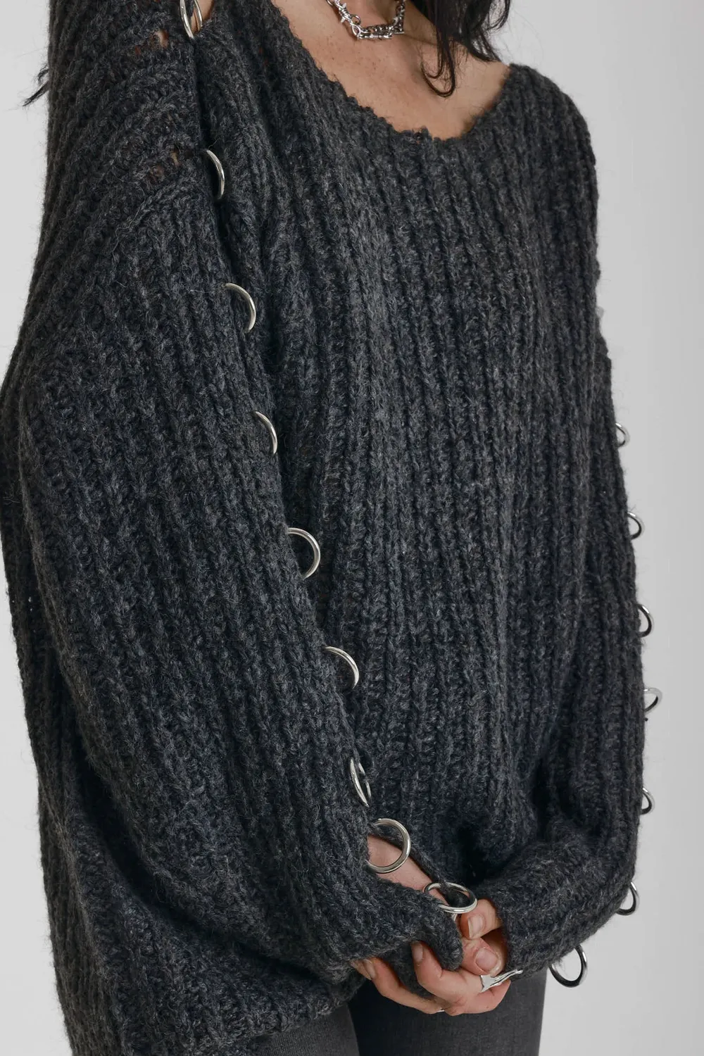 THE RAGGED PRIEST Spine Oversized Slash Neck striktrøje grå