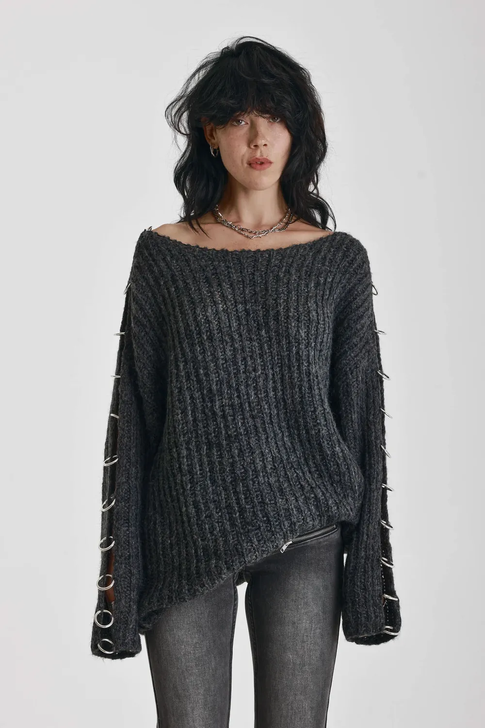 THE RAGGED PRIEST Spine Oversized Slash Neck striktrøje grå