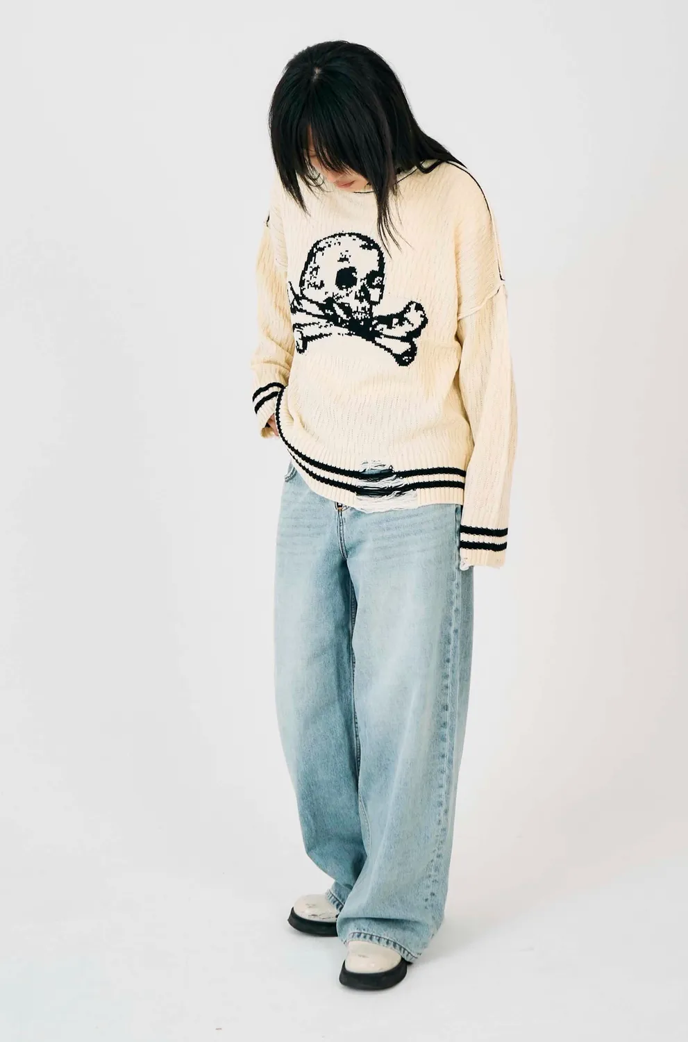 THE RAGGED PRIEST Cult Skull striktrøje creme oversize