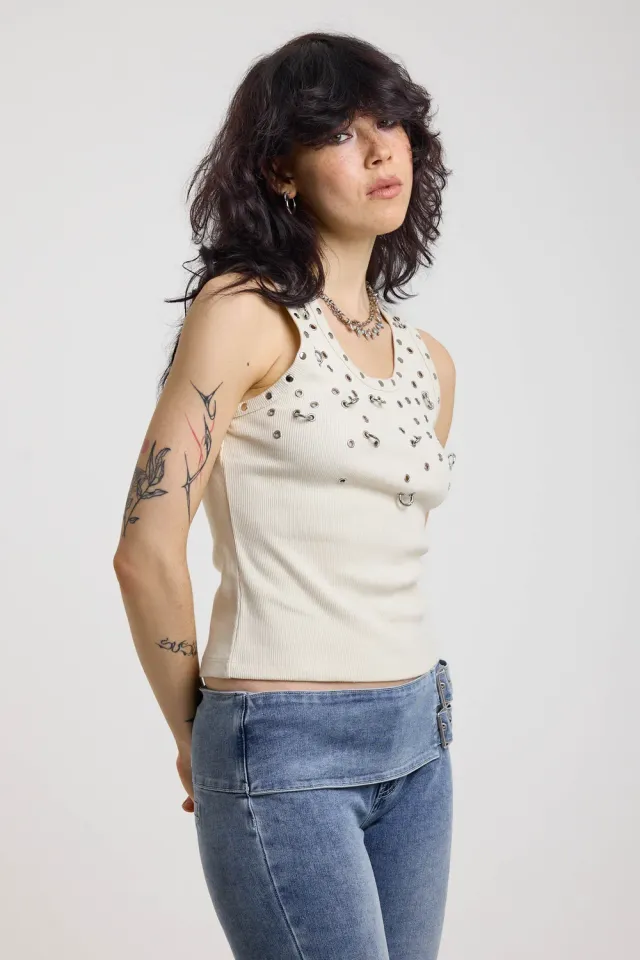 THE RAGGED PRIEST Scatter tanktop med nitter off-white