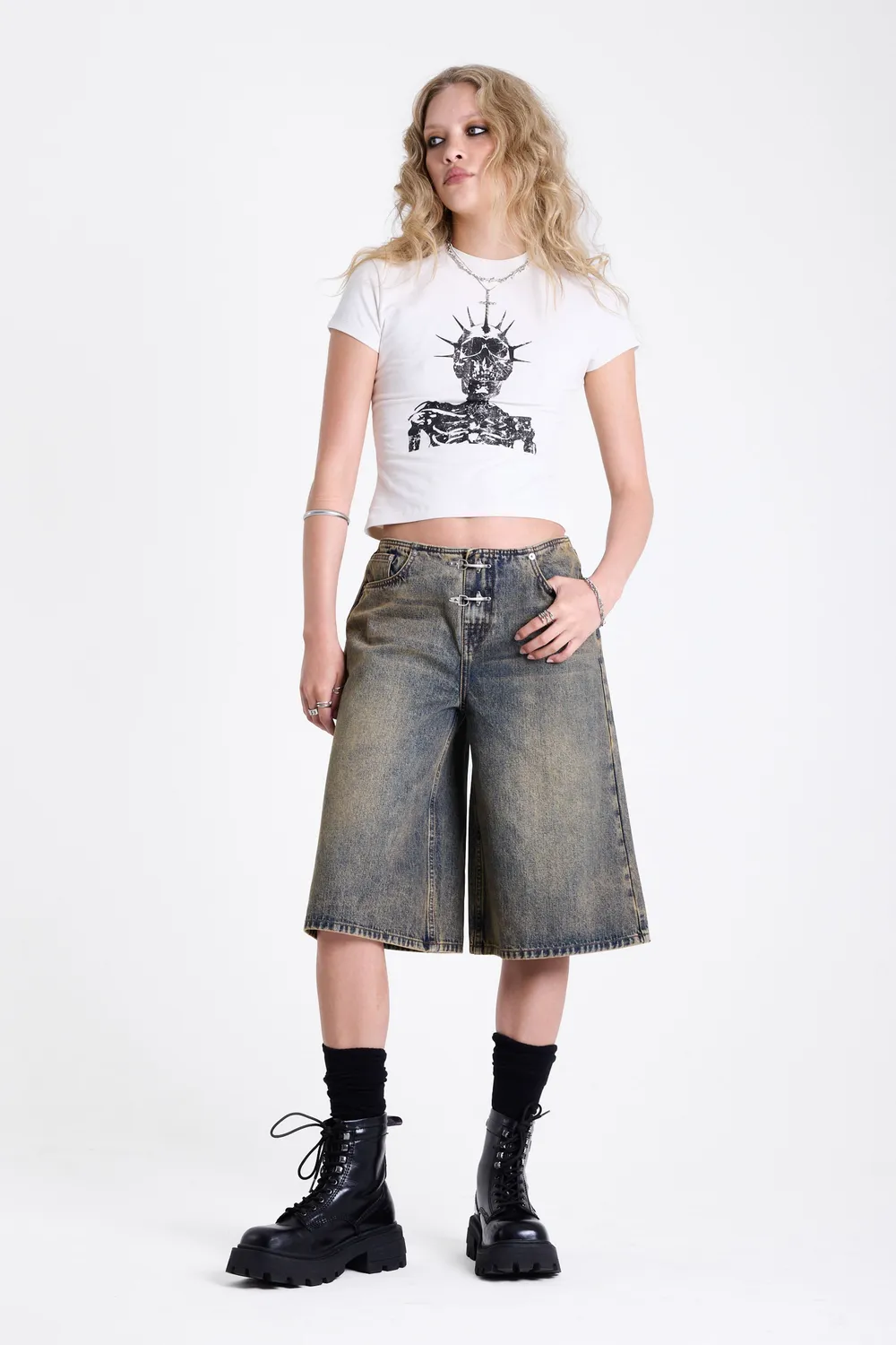 The Ragged Priest Hero Dirty Wash Latch jorts baggy lav talje