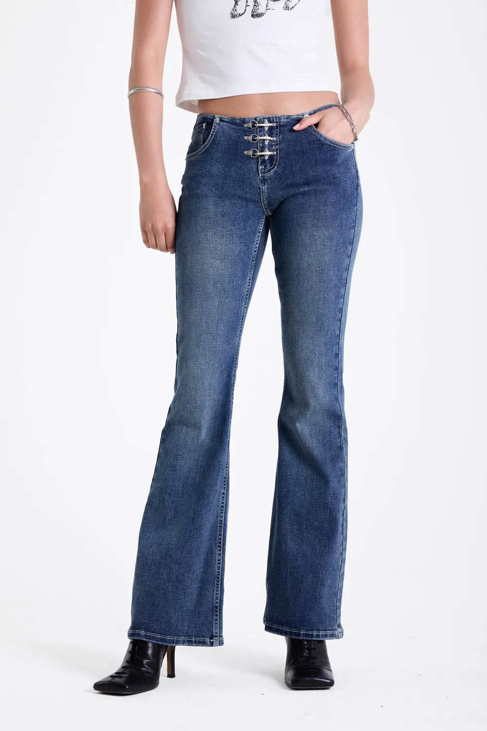 THE RAGGED PRIEST Latch Low Rise Buckle Flare jeans mellemblå